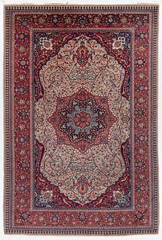 A semi-antique Sarouk carpet, a. 278 x 186 cm.