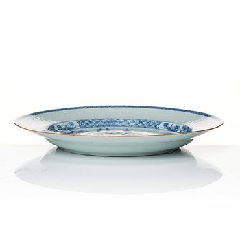 A blue and white Chinese Export serving dish. Qing dynasty, Yongzheng (1723-35).