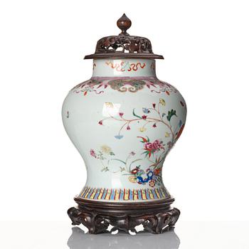 A famille rose jar, Qing dynasty, 19th Century.