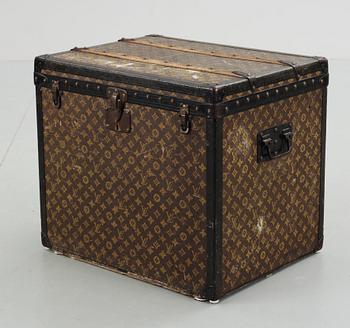 1384. An early 20th cent monogram canvas trunk by Louis Vuitton.