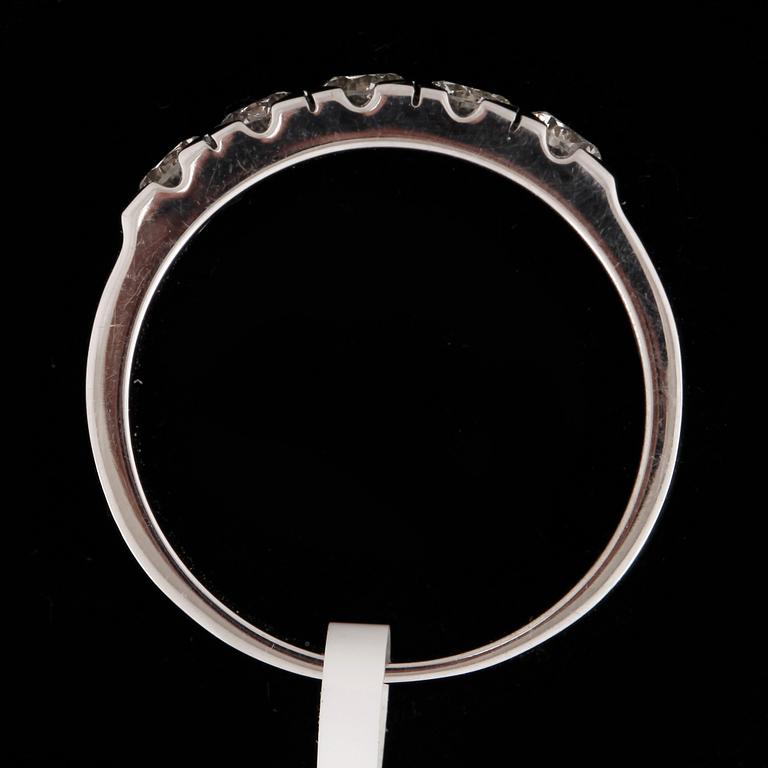 RING, 18 vitguld med diamanter tot 0,72ct. Vikt ca 3,80 gram.