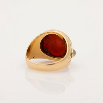 Cocktail ring, 18k gold with red and moonstones.