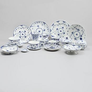 SERVISDELAR, 80 st, porslin, "Musselmalet", Royal Copenhagen, 1900-talets andra hälft.