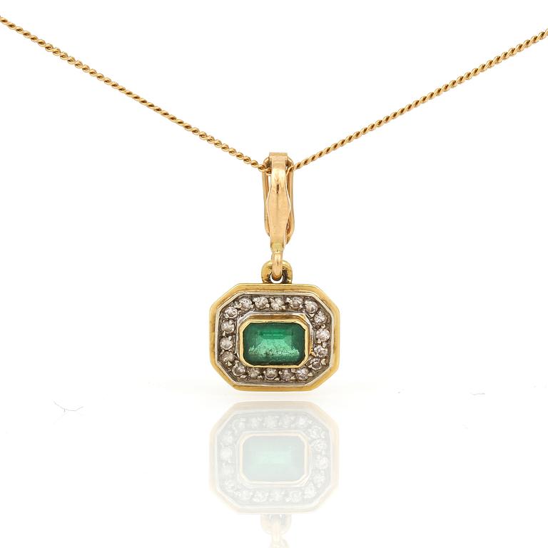 HÄNGE samt KEDJA, 18K guld med smaragdslipad smaragd ca 0,58 ct och små diamanter, tot ca 0,18 ct. Total vikt ca 5,39 g.