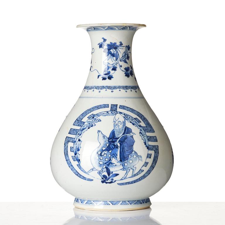 A blue and white 'Yuhuchunping' vase, Qing dynasty, 17th century.