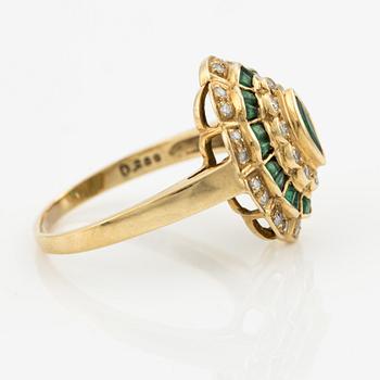 Ring, 18K guld med smaragder och briljantslipade diamanter.
