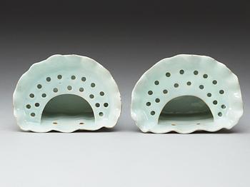 TULPANVASER för VÄGG, ett par, kompaniporslin. Qing dynastin, Qianlong (1736-95).