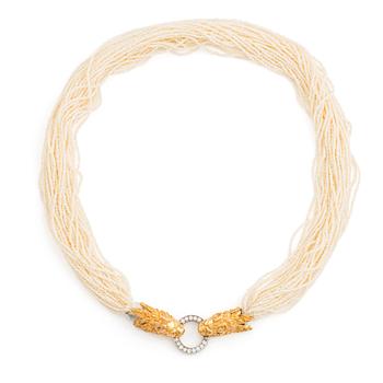534. A pearl necklace with an 18K gold clasp set with round brilliant-cut diamonds.
