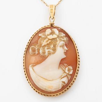 Pendant, 18K gold with a shell cameo and chain, 18K gold.