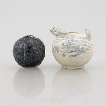 Two Vietnamese small ceramic vases, 15th/16th century, "Hoi An".