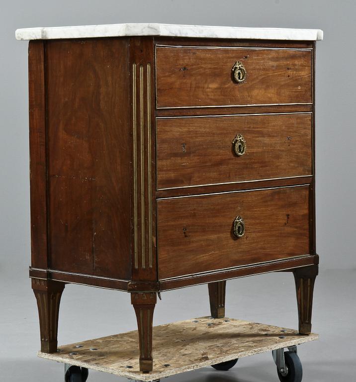 BYRÅ, sengustaviansk, omkring sekelskiftet 1700/1800.