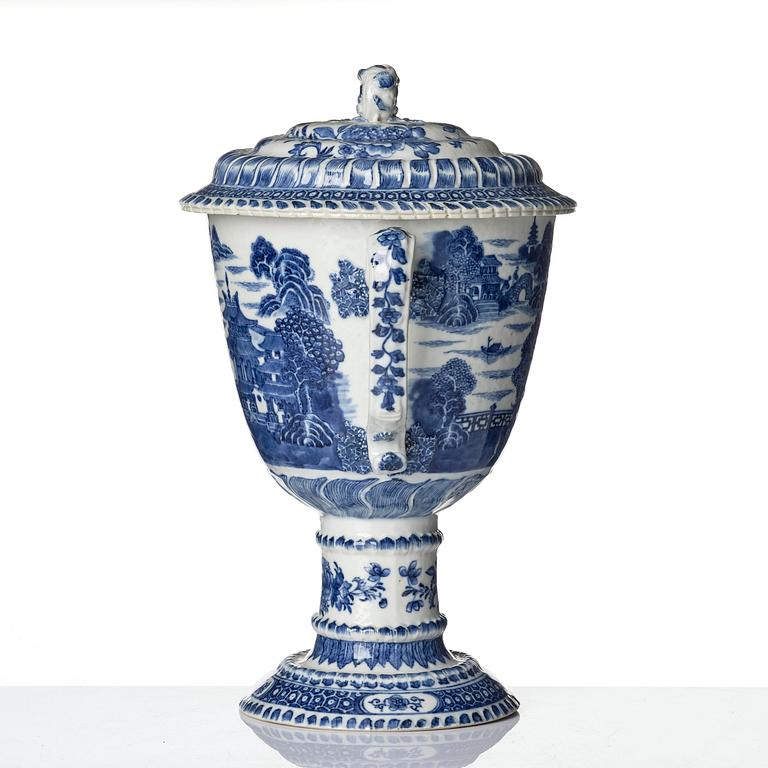 Pokal med lock, porslin. Qingdynastin, Qianlong (1736-95).