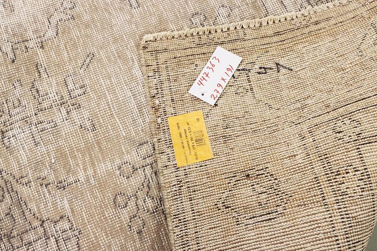 An oriental carpet, vintage design, c. 279 x 191 cm.