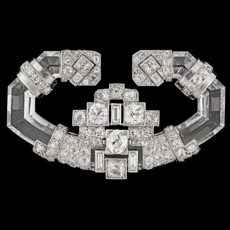 A Mauboussin rock crystal and antique- old- and baguette cut diamond Art Deco brooch, tot. app. 10 cts. c. 1925.