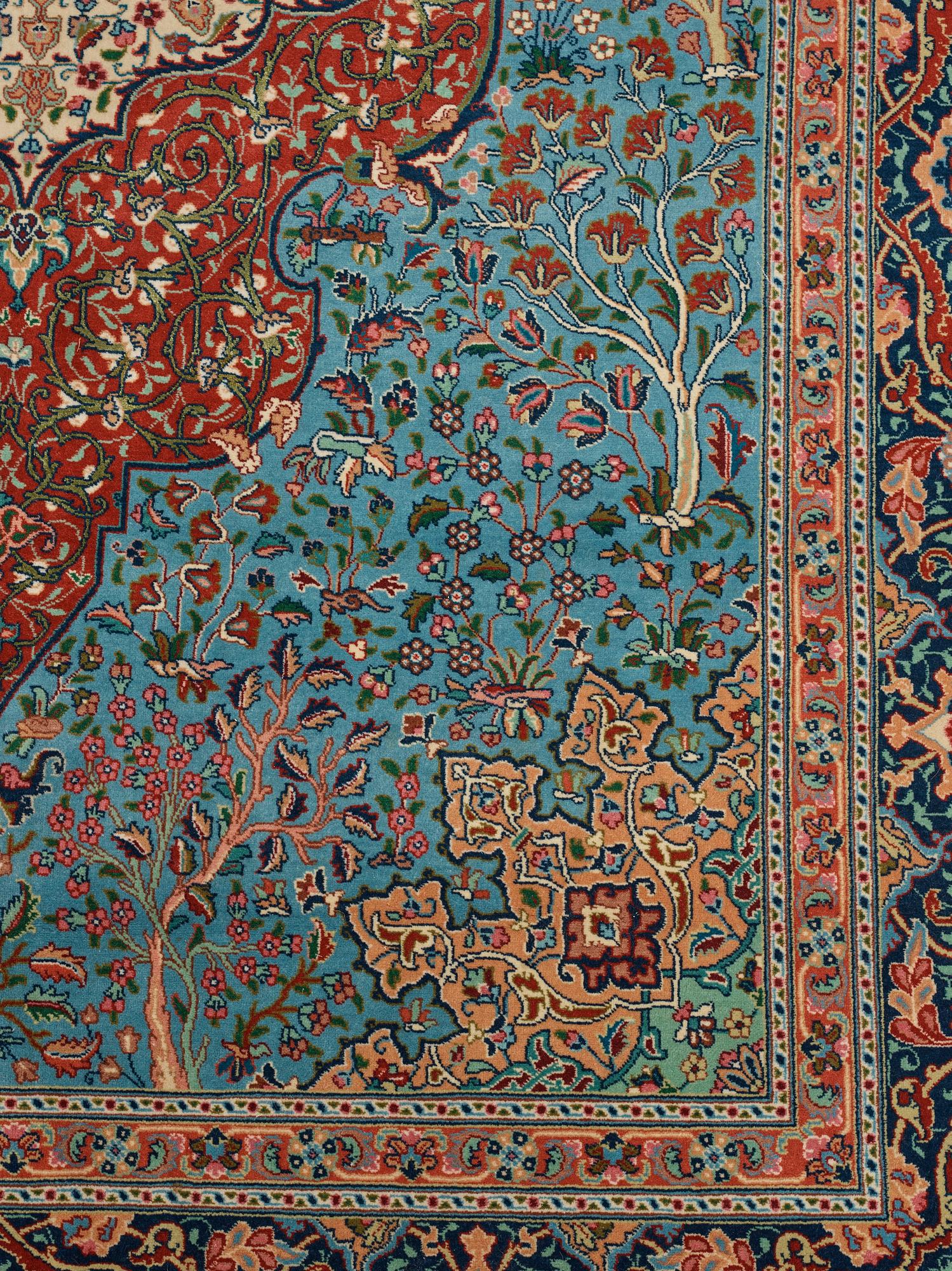 Matta, old Täbris, ca 263,5-266 x 165,5-169,5 cm (samt kortsidorna med 1-1,5 cm blå- och terrakottarandig slätväv).