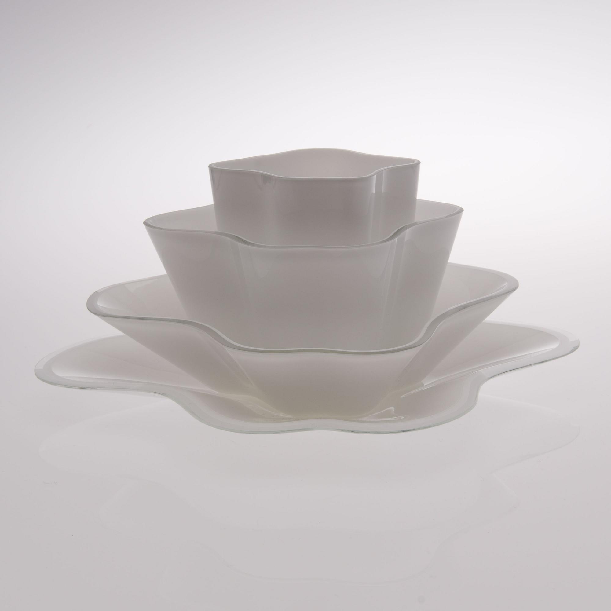 ALVAR AALTO, GLASS SCULPTURE, 4 PIECES. The Aalto Flower. Signed Alvar Aalto, the lower dish numbered 19/1986. Iittala.