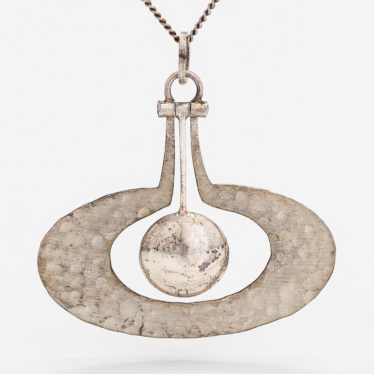 Tapio Wirkkala, halsband "Päron", sterlingsilver. Kultakeskus, Tammerfors 1975.