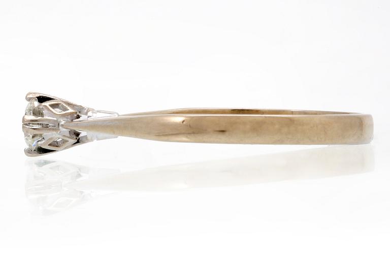 Diamondring 18K whitegold 1 brilliant-cut diamond 0,30 ct inscribed W/TCR VVS, valuation letter Gemmologica AB Stockholm.