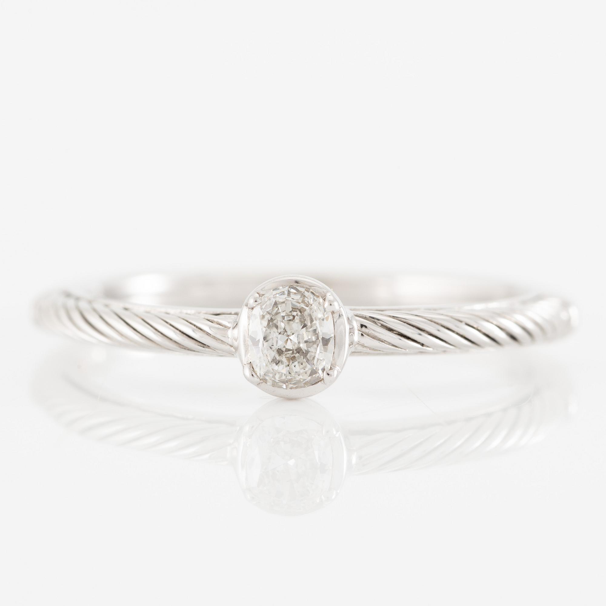 Ring 18K white gold with an oval-cut diamond.