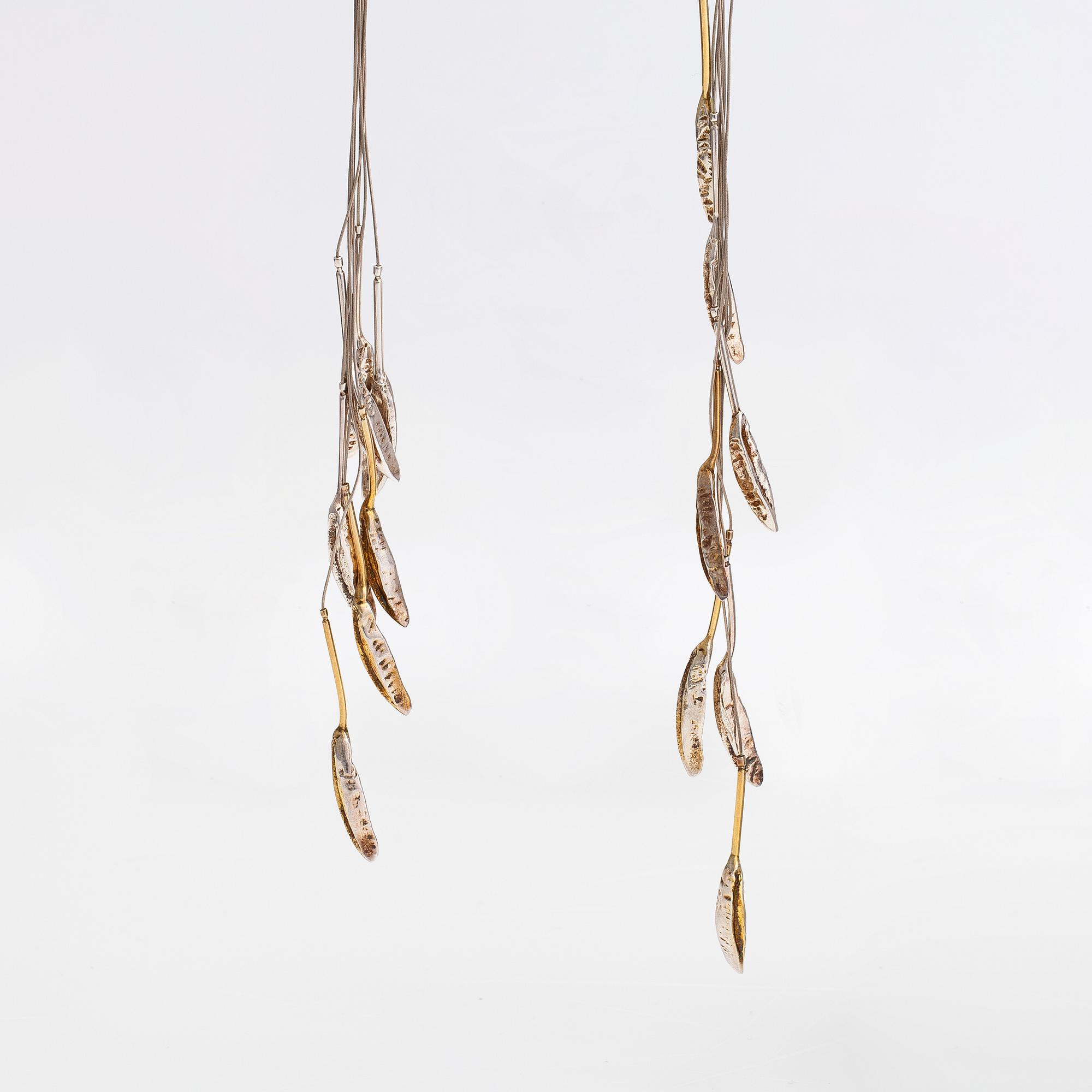 Marja Suna, Halsband och örhängen "Höstlöv", sterlingsilver. Kaunis koru/Kalevala Koru, Helsingfors 1999.