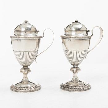 Magnus Fryberg, sockerskålar med fällock, ett par, silver, (verksam 1817-1834 (41)) Jönköping. Empire.