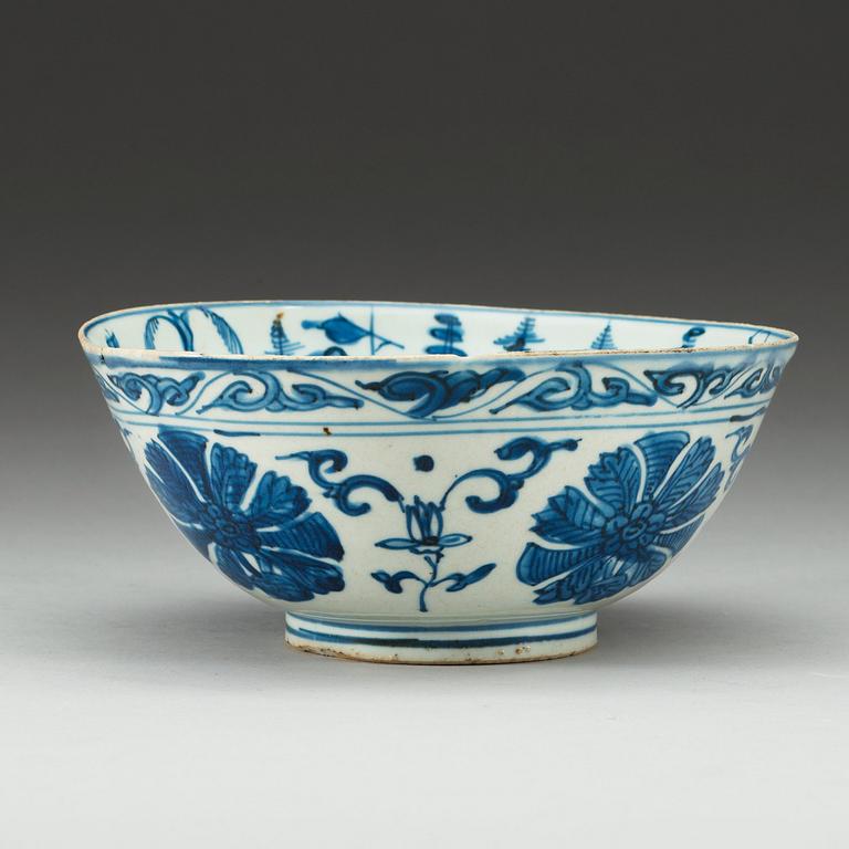 A blue and white Transitional bowl, 17th Century.