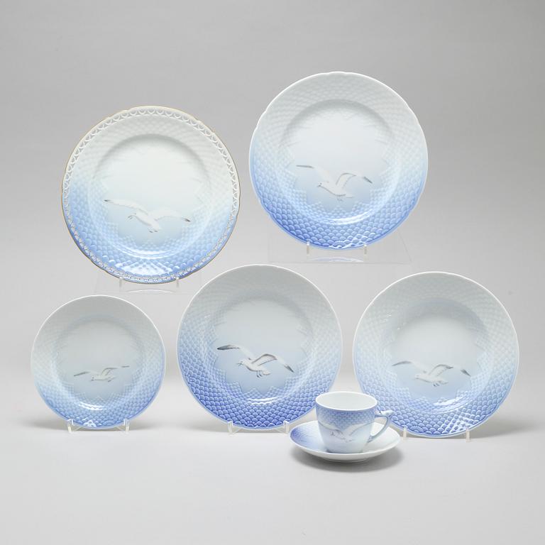 30 pieces of porcelain tableware from Bing & Gröndahl/Royal Copenhagen, model "Måsen", second half of the 20th century.