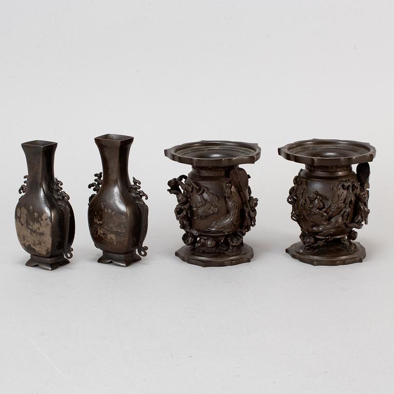 VASER, ett par, samt RÖKELSEKAR, ett par, brons. Japan, Meiji (1868-1912) samt tidigt 1900-tal.