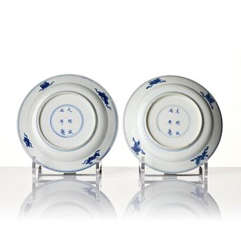 A pair of blue and white 'dragon' dishes, Qing dynasty, Kangxi (1662-1722).