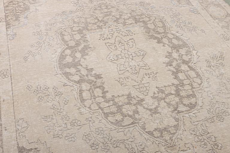 An Ushak capet, c. 279 x 188 cm.