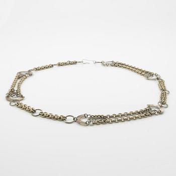 Siv Lagerström, skärp/collier i vit metall.