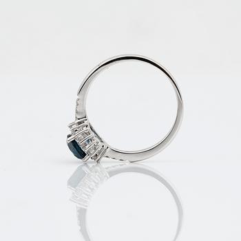 RING,14K vitguld med kraftfull mörkblå diamant 0,94 ct. med åttakantslipade diamanter. Vikt 2,70 g.