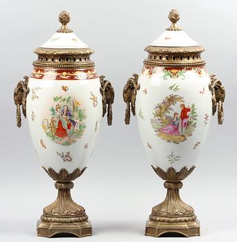 URNOR MED LOCK, 2 st snarlika, porslin.