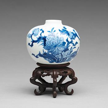 940. A Ming style blue and white vase, Qing dynasty, Yongzheng (1723-35).