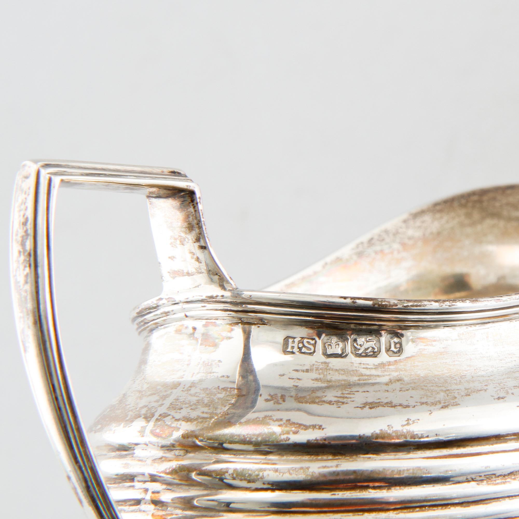 A sugar bowl and a creamer by Henry Stratford in Sheffield, 1895, weight 289 g.