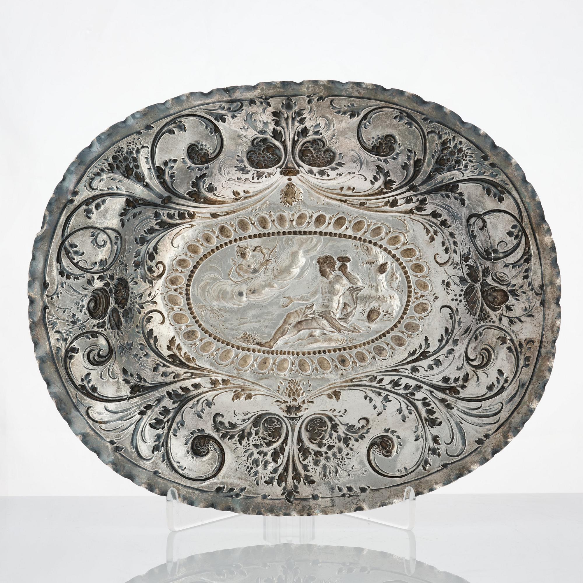 A Baltic early 18th century silver dish, mark of Christoffer I. Mansfeld, Reval (1682-1710).