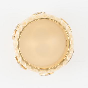 Ring in 18K gold with eight-cut diamonds, decorated with stars, hearts, and moons.