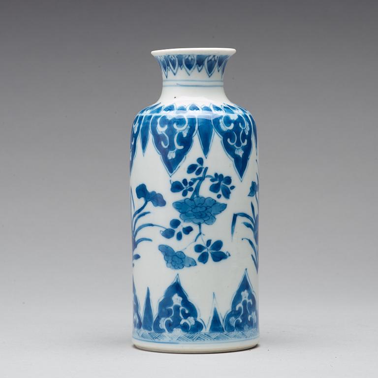 A blue and white vase, Qing dynasty, Kangxi (1662-1722).