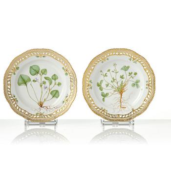 Tallrikar, 11 stycken, porslin. Royal Copenhagen,,' Flora Danica', Danmark, 1900-tal.