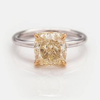 An 18K gold ring with a ca. 3.18 ct cushion cut diamond according to GIA certificate.