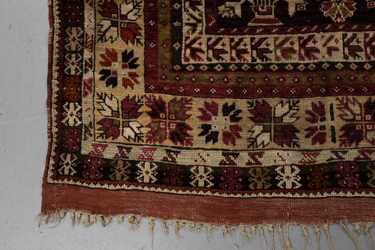 Matta, antik Avanos, ca 180 x 136 cm (samt 5 resp. 6 cm slätväv på vardera kortsida).