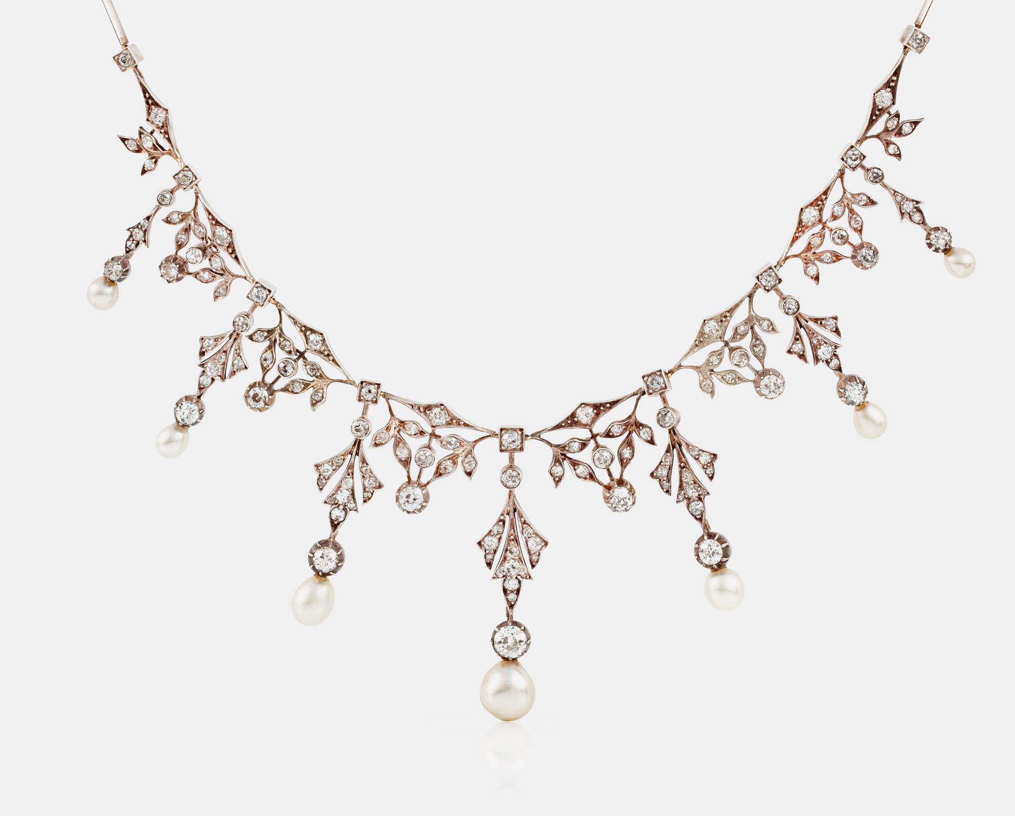COLLIER med gammalslipade diamanter, ca 6.00 ct, och äkta pärlor.