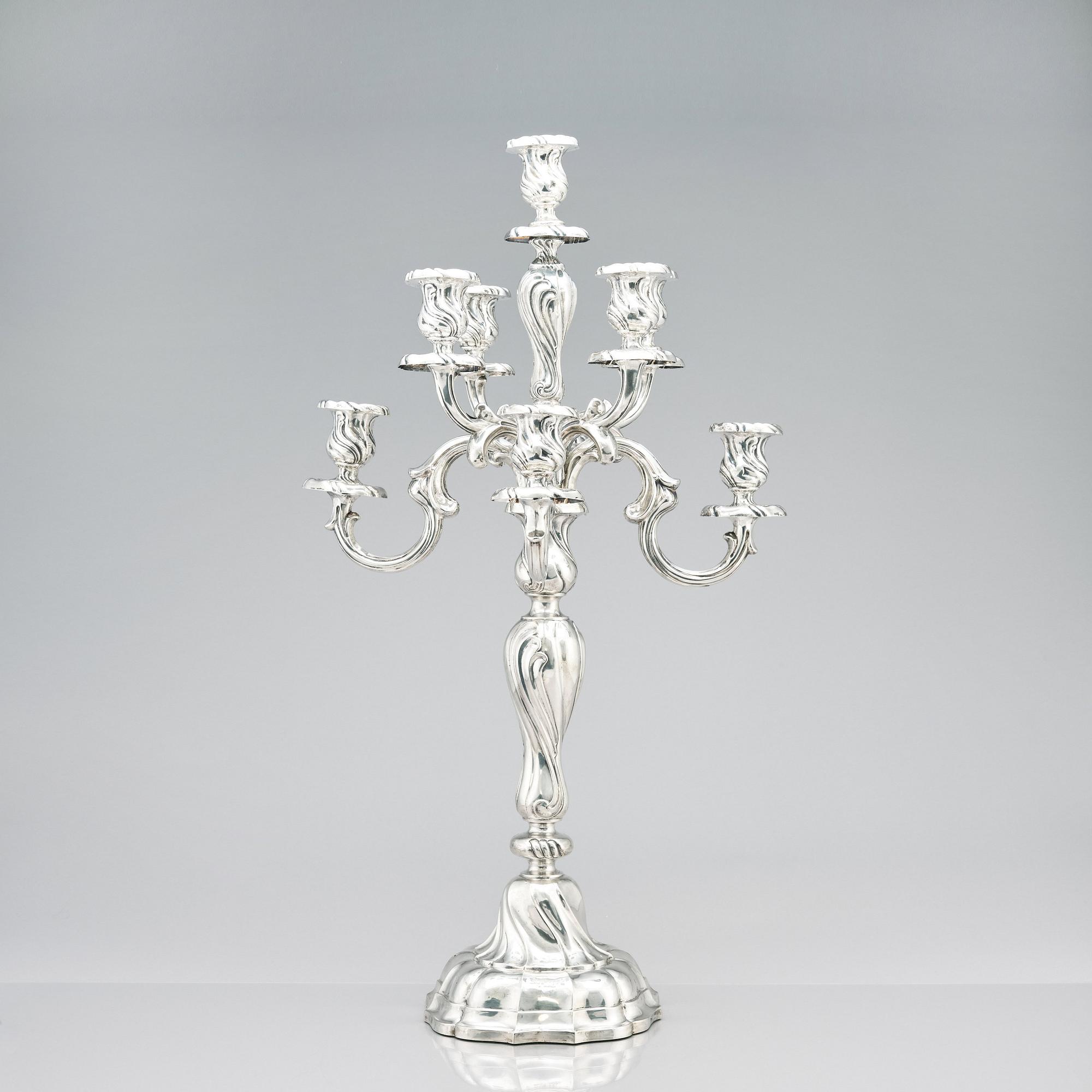 Hermann Julius Wilm, kandelabrar, silver 750, ett par, Louis XV-stil, Berlin, omkring år 1900.