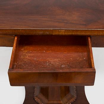 Sohva ja pöytä, biedermeier-tyyli, 1800-luvun loppupuoli.