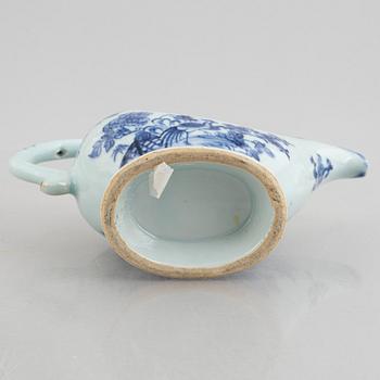 A blue and white ewer, Qing dynasty, 18th century.