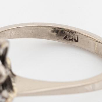 Ring med smaragd och diamanter.