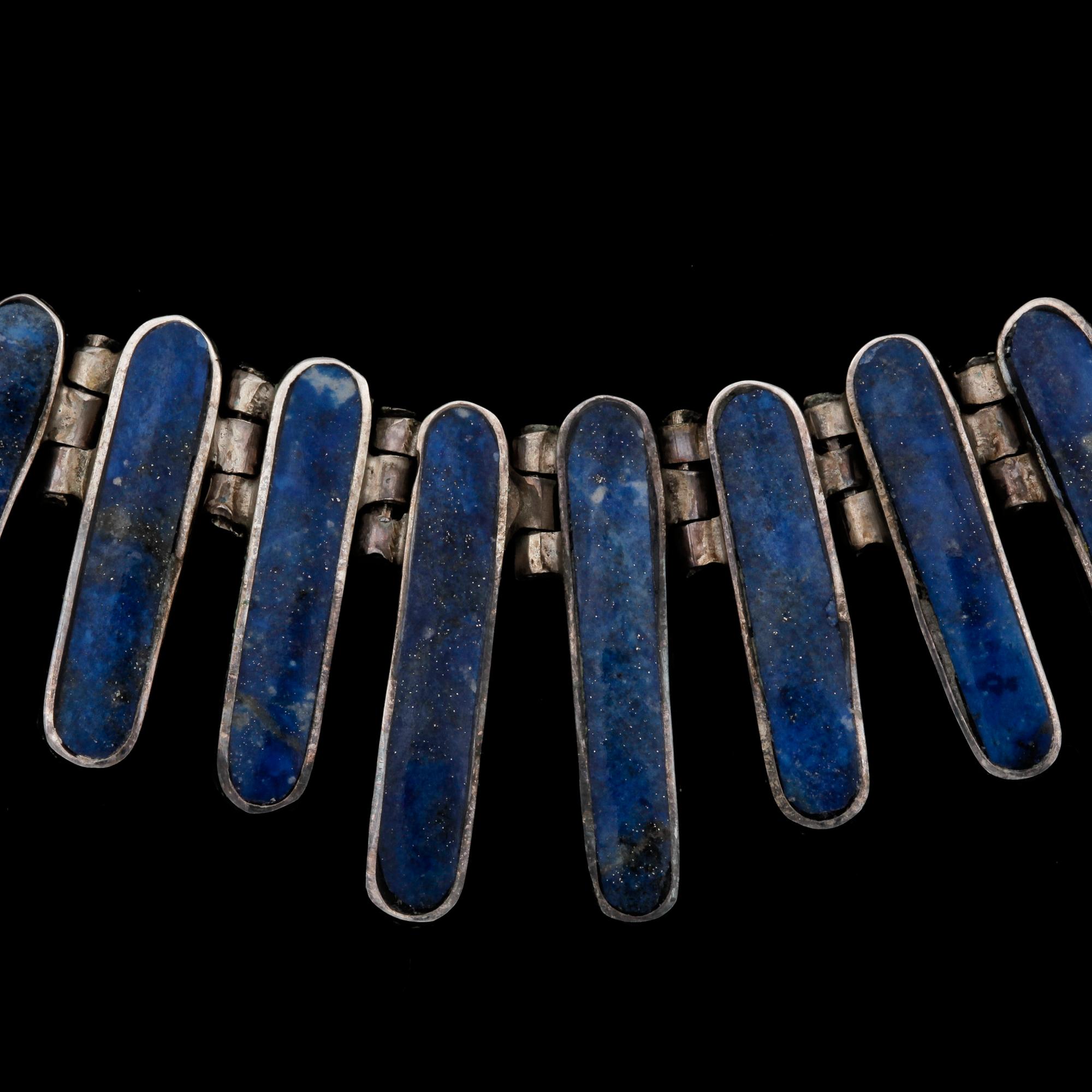 GARNITYR, 3 delar, silver samt lapis lazuli, syd-Amerika, 1900-talets andra hälft. Tot vikt 76,3g.
