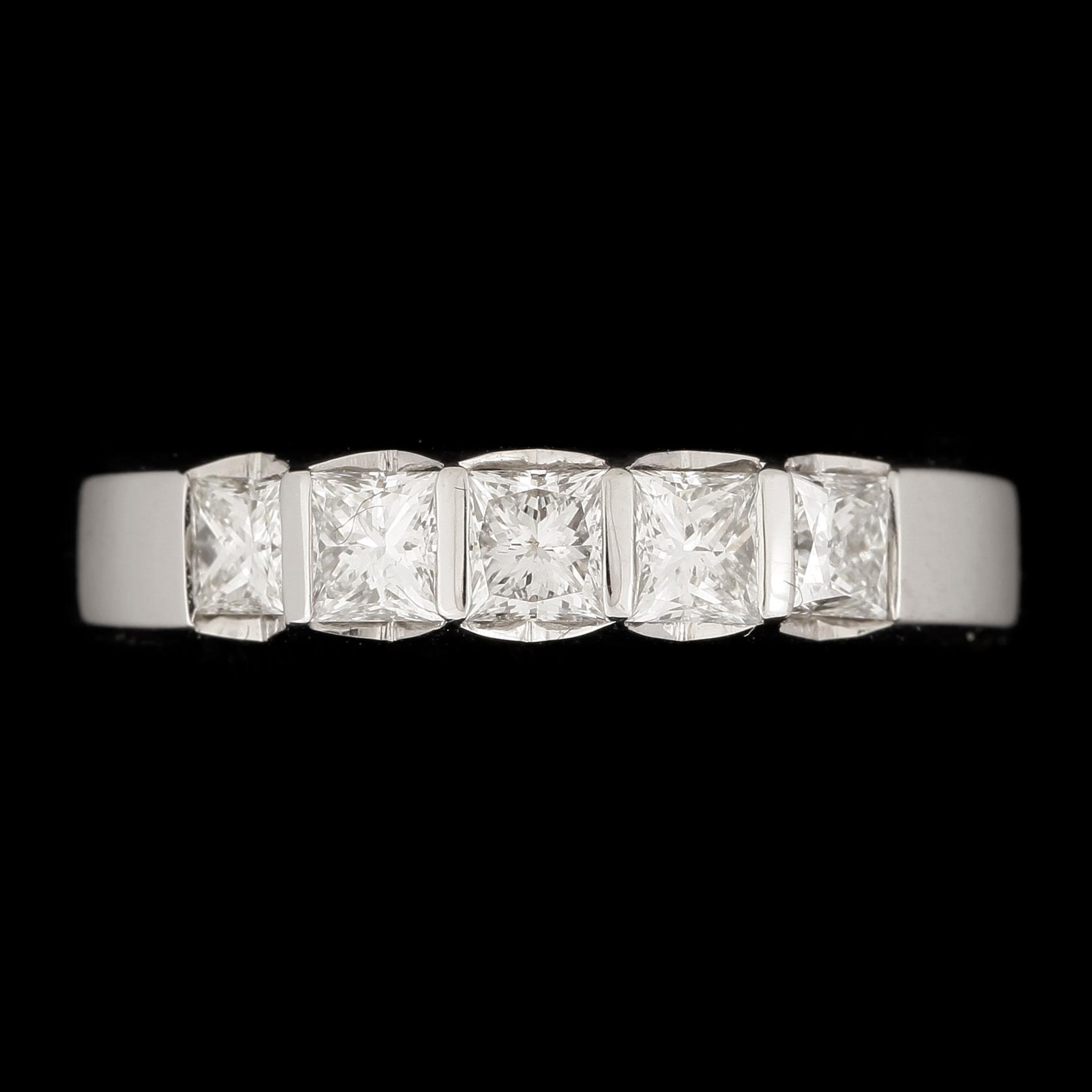 RING, 14k vitguld, 5 briljantslipade diamanter tot ca 0,84ct. Vikt ca 4,28 gram.