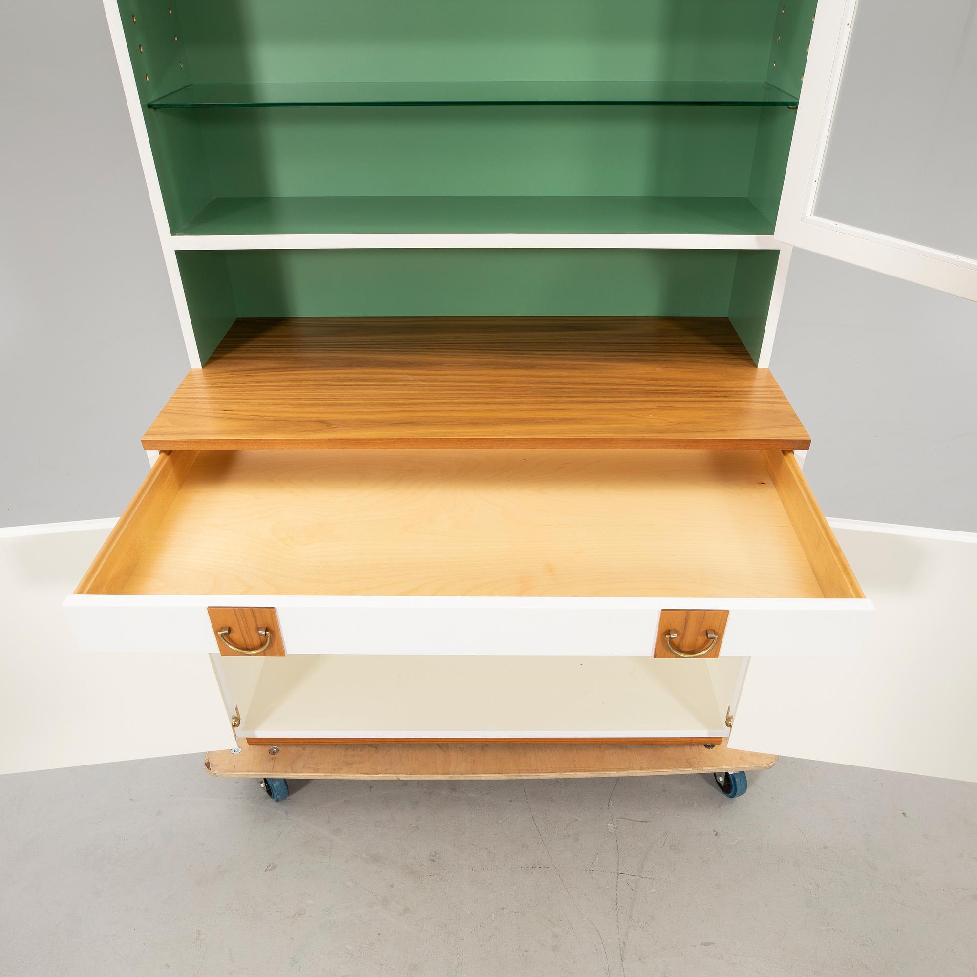 Josef Frank. Bokhylla med vitrin, modell 2255 för Firma Svenskt Tenn.