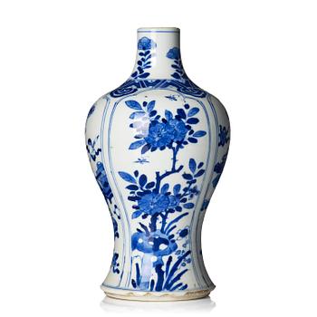 1163. A blue and white 'antiques' vase, Qing dynasty, Kangxi (1662-1722).